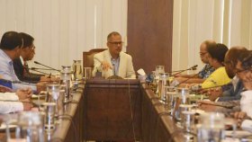 ডেঙ্গু নিয়ন্ত্রণে বাসাবাড়িতে এডিস মশার লার্ভা তদারকিতে মাঠে নামছে ডিএসসিসি