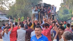 কিশোরগঞ্জ-৫ আসনে ইকবালকে প্রার্থী করার দাবিতে ট্রেন আটকে বিএনপি নেতাকর্মীর বিক্ষোভ