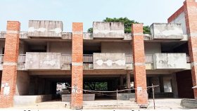 ভবন নির্মাণকাজ ফেলে রেখে ঠিকাদার লাপাত্তা