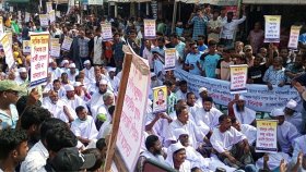 দিনাজপুরে বিএনপির প্রার্থীর নাম বাতিলের দাবিতে কাফনের কাপড় পরে মিছিল