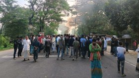 ফরিদপুরে ঢাকা-খুলনা ও ঢাকা-বরিশাল মহাসড়ক আটকে আ.লীগের অবরোধ