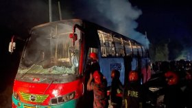 বাসচাপায় মোটরসাইকেল আরোহী নিহত, বাসে আগুন দিলো জনতা