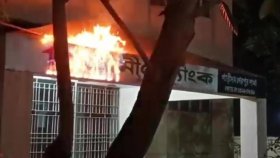 বগুড়ায় মোটরসাইকেলে এসে গ্রামীণ ব্যাংকের ফটকে আগুন দিলো দুই ব্যক্তি
