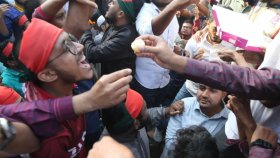 শেখ হাসিনার সাজা হওয়ায় টিএসসিতে উল্লাস, মিষ্টি বিতরণ