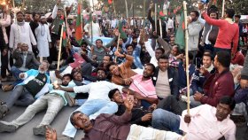 রাজশাহীর দুটি আসনে বিএনপির প্রার্থী পরিবর্তনের দাবিতে সড়ক অবরোধ-বিক্ষোভ