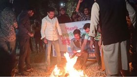 বাকৃবিতে বিসিএসের প্রবেশপত্র পুড়িয়ে রেল অবরোধ