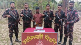 সীমান্তে অস্ত্র ও গুলিসহ যুবক আটক