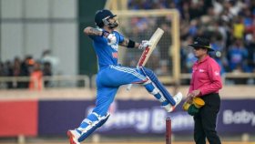 কোহলির সেঞ্চুরির পর থ্রিলারে ম্যাচ জিতেছে ভারত  