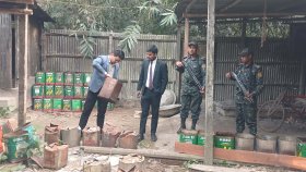 চিটাগুড়-পচা মিষ্টি-ময়দা-সোডা দিয়ে তৈরি ৬৫০০ কেজি ভেজাল গুড় জব্দ