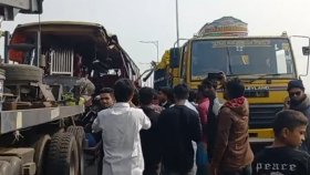 আড়িয়াল খাঁ সেতুতে ট্রাকের পেছনে বাসের সজোরে ধাক্কা, নিহত ৩