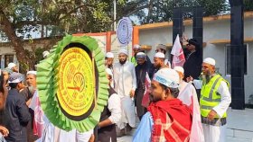 গোপালগঞ্জে শহীদ মিনারে জুতা পায়ে ইসলামী আন্দোলনের প্রার্থীসহ নেতাকর্মীরা