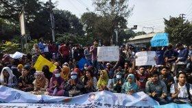 অধ্যাদেশের দাবিতে অনড় সাত কলেজ শিক্ষার্থীরা, সতর্ক অবস্থানে পুলিশ
