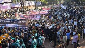 মিরপুরে বুদ্ধিজীবী স্মৃতিসৌধে মানুষের ঢল, ঘাতকদের বিচার দাবি