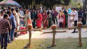 রাজশাহী বিশ্ববিদ্যালয়ে ‘রাজাকার-আলবদরের’ প্রতীকীতে জুতা নিক্ষেপ ছাত্রদলের