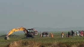 ধানি জমিতে পুকুর খননে বাধা দেওয়ায় কৃষককে এক্সকেভেটরের নিচে ফেলে ‘হত্যা’