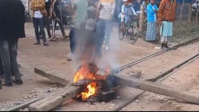ময়মনসিংহে রেললাইনসহ একাধিক স্থানে আগুন জ্বালিয়ে বিক্ষোভ বিএনপি নেতাকর্মীদের