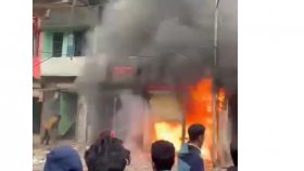 চাঁদপুরের বাজারে আগুনে একজনের মৃত্যু, পুড়েছে ৫ দোকান
