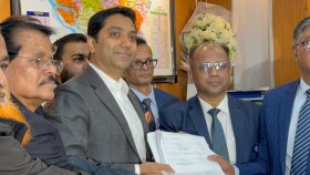 ঢাকা-১৩ আসনে মনোনয়নপত্র জমা দিলেন ববি হাজ্জাজ 