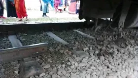 রেললাইন কেটে নিয়ে গেছে দুর্বৃত্তরা, ট্রেন লাইনচ্যুত