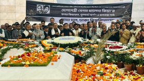 জিয়াউর রহমান ও খালেদা জিয়ার কবরে ঢাবি সাদা দলের শ্রদ্ধা