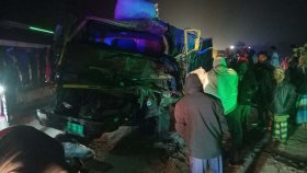 দাঁড়িয়ে থাকা ট্রাকে আরেক ট্রাকের ধাক্কা, ২ জন নিহত