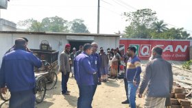নিরাপত্তারক্ষীকে বেঁধে মার্কেটে ডাকাতি, ট্রাক ভরে নিয়ে গেলো মালামাল