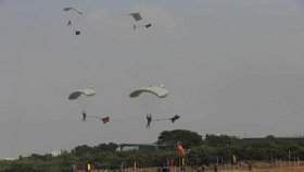 পতাকা হাতে ৫৪ প্যারাট্রুপারের গিনেস ওয়ার্ল্ড রেকর্ড