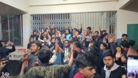 ইসির সিদ্ধান্তের প্রতিবাদে উত্তাল শাবি, শাকসু ভবন ঘেরাও