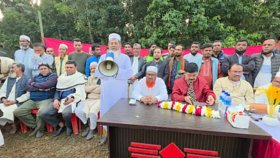 এনসিপির প্রার্থী মাহবুব আলমের বাবা গণসংযোগে ভোট চাচ্ছেন বিএনপির জন্য