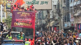 বিপিএল চ্যাম্পিয়ন রাজশাহী ওয়ারিয়র্সকে ছাদখোলা বাসে সংবর্ধনা