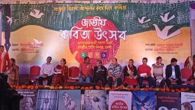 স্থানবদল নিয়ে বিতর্ক: ৩৯ বছরে প্রথমবার হাকিম চত্বরের বাইরে কবিতা উৎসব 