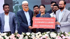 পেশাদারত্বের প্রশ্নে সাংবাদিকদের আপসহীন হতে হবে: তথ্য উপদেষ্টা 