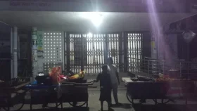 এবার প্রক্টর অফিসের সামনে ভ্রাম্যমাণ দোকান বসালেন সর্বমিত্র