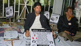 ফেনীর রিটার্নিং কর্মকর্তার কার্যালয়ের সামনে অনশনে গণঅধিকারের প্রার্থী