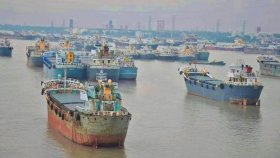 লাইটার জাহাজকে ‘ভাসমান গুদাম’ বানানো রুখতে নওয়াপাড়া-শীতলক্ষ্যায় যৌথ অভিযান 