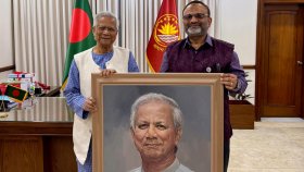 প্রধান উপদেষ্টাকে পোট্রেট উপহার দিলেন ঢাবি ভিসি