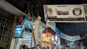নিজ হাতে ব্যানার-পোস্টার-ফেস্টুন নামালেন জামায়াত আমির
