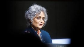 বার্লিন আন্তর্জাতিক চলচ্চিত্র উৎসব থেকে সরে দাঁড়ালেন অরুন্ধতী রায়