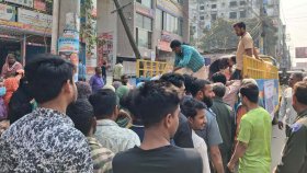 রংপুরে টিসিবির পণ্য নিতে ধাক্কাধাক্কি, পড়ে গিয়ে দুই নারী আহত