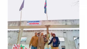 স্লোগান দিয়ে আওয়ামী লীগ কার্যালয়ে পতাকা উত্তোলন