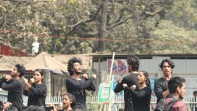 একুশের চেতনায় রাজু ভাস্কর্যে পথনাটক ‘ভাষার ক্ষুধা’ মঞ্চস্থ 