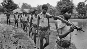 সরকার বদলালেই মুক্তিযোদ্ধাদের যাচাই-বাছাই দরকার হয় কেন