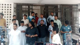 ঢাবিতে ছাত্রলীগের পোস্টার, জড়িতদের বিরুদ্ধে ব্যবস্থা নিতে ২৪ ঘণ্টার আল্টিমেটাম