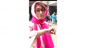 হাতে শেখ হাসিনার নাম লিখে আদালতে মডেল মিষ্টি সোভা