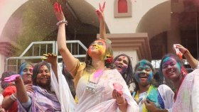 ঢাকেশ্বরী মন্দিরে হোলি উদযাপন, রঙে রঙিন প্রাঙ্গণ