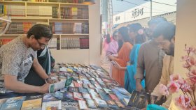 ছুটির দিনে দর্শনার্থী বেশি হলেও বেচাকেনা কম, হতাশ বিক্রেতারা
