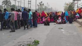 ময়মনসিংহে বকেয়া বেতন ও ঈদ বোনাসের দাবিতে শ্রমিকদের সড়ক অবরোধ