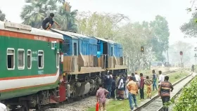 তিস্তা এক্সপ্রেসের ইঞ্জিন বিকল, দুই ঘণ্টা যাত্রীদের ভোগান্তি