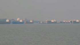 জ্বালানি সংকটে পণ্য খালাস করতে পারছে না লাইটার জাহাজ
