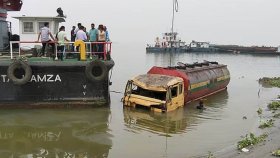 নদীতে পড়ে ডুবে যাওয়া তেলবাহী লরি ১৬ ঘণ্টা পর উদ্ধার